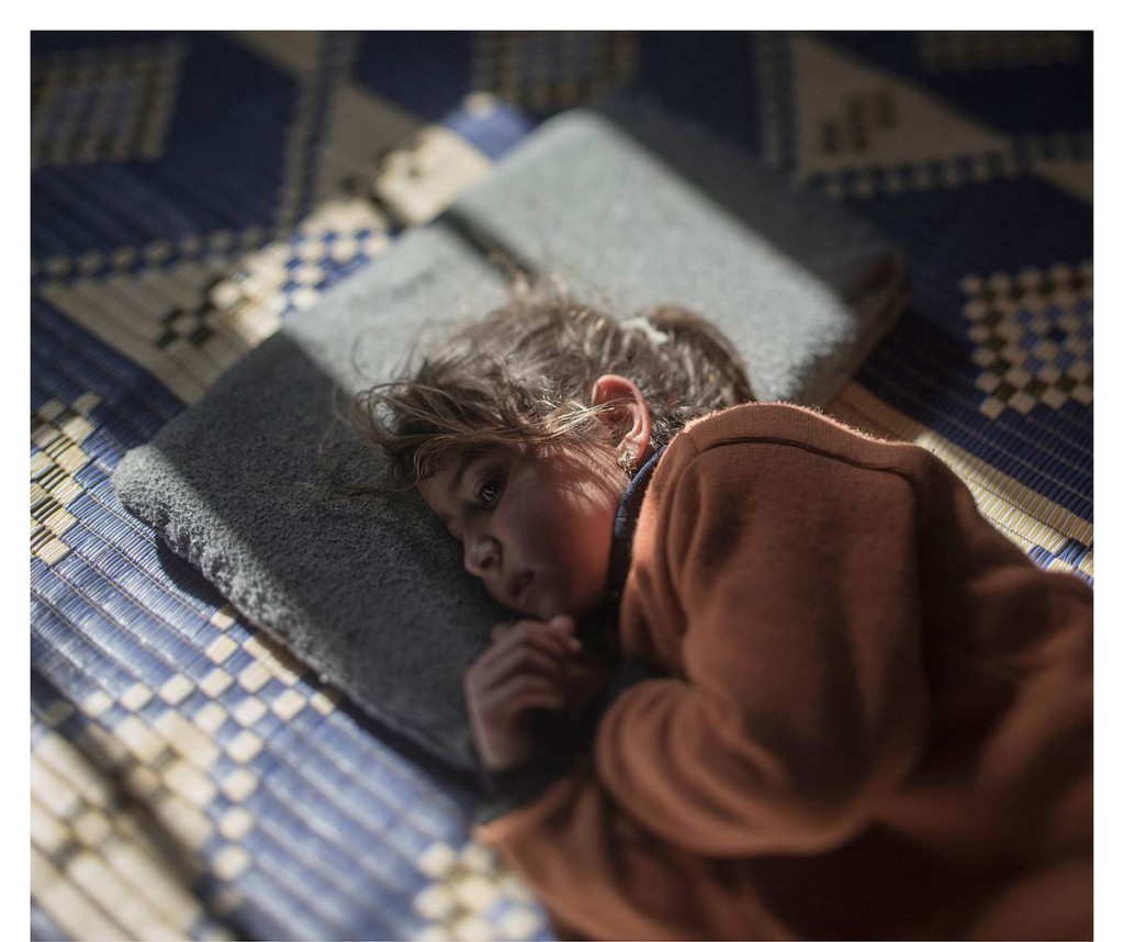 AZRAQ, JORDANIEN. Femåriga Tamam är rädd för sin kudde – det är ju när hon sover som bomberna faller. Varje kväll när det är dags att lägga sig kommer tårarna. 