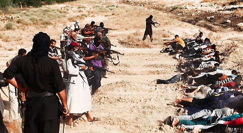 Filmad massaker. Strax efter att den här bilden tas nära Tikrit i Irak skjuts runt 190 människor ihjäl av Islamiska staten. Mord, tortyr och sexslaveri är vanligt i IS skräckvälde.