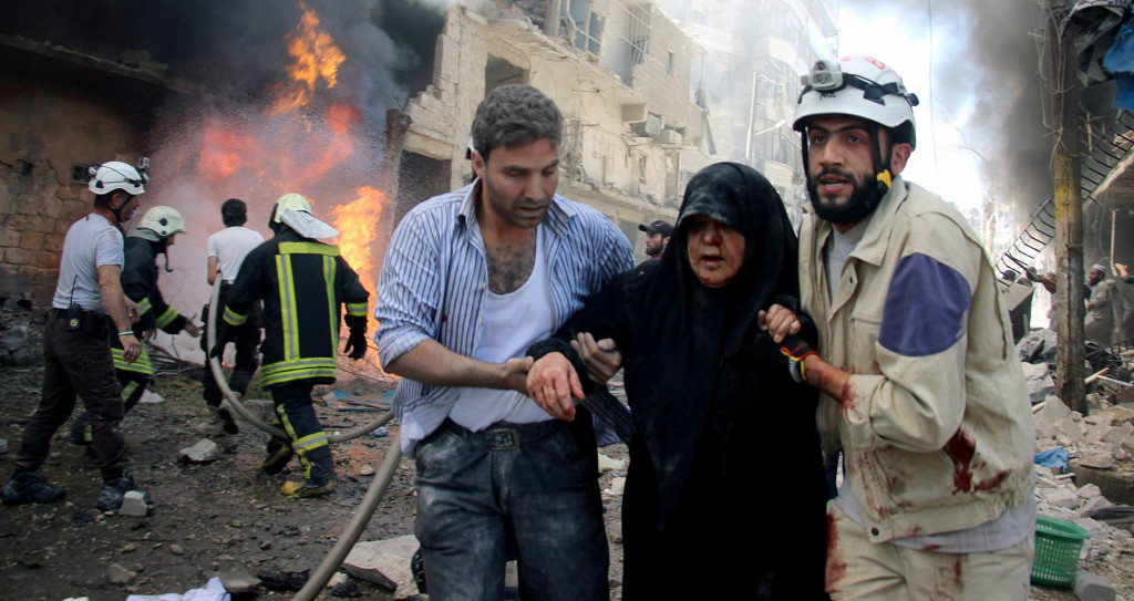 Minuterna efter ännu en flygattack i Syriens största stad Aleppo, juni 2016. Foto: AP
